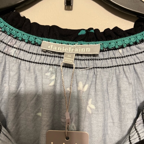 NWT dainelrainn Floral Printed Split Neck Top - Picture 3 of 3